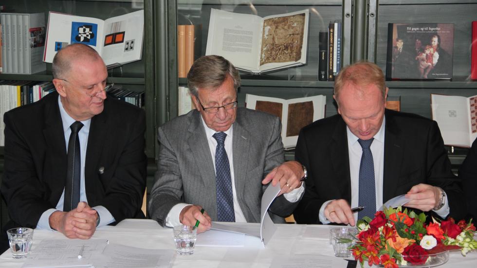 Agency Director Mr Cor J.W. Meijer, Agency Chair Mr Per Ch Gunnvall and Icelandic Minister of Education, Science and Culture, Illugi Gunnarsson Agency Director Mr Cor J.W. Meijer, Agency Chair Mr Per Ch Gunnvall and Icelandic Minister of Education, Science and Culture, Illugi Gunnarsson