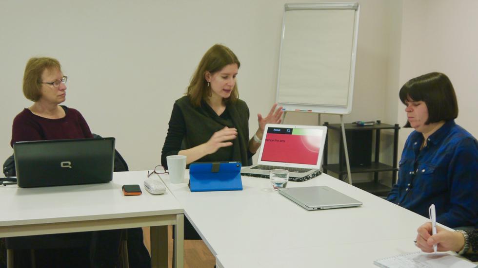 A test user explaining how the magnifying tool works on the screen A test user explaining how the magnifying tool works on the screen
