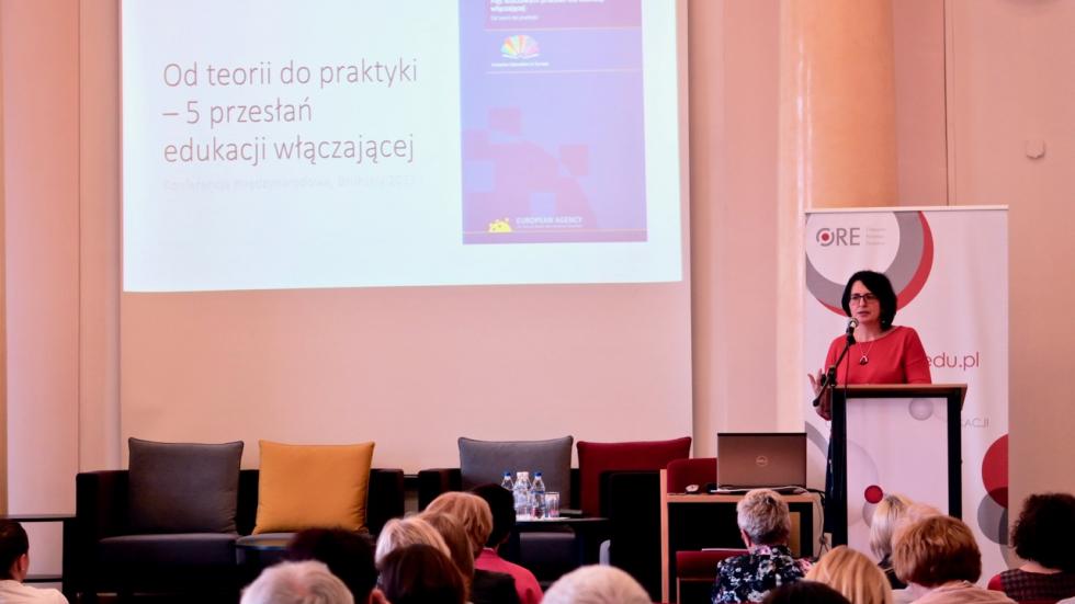 Ms Elżbieta Neroj, Agency Representative Board member, from the Polish Ministry of National Education presenting the recommendations from the Agency report 'Five Key Messages for Inclusive Education' Ms Elżbieta Neroj