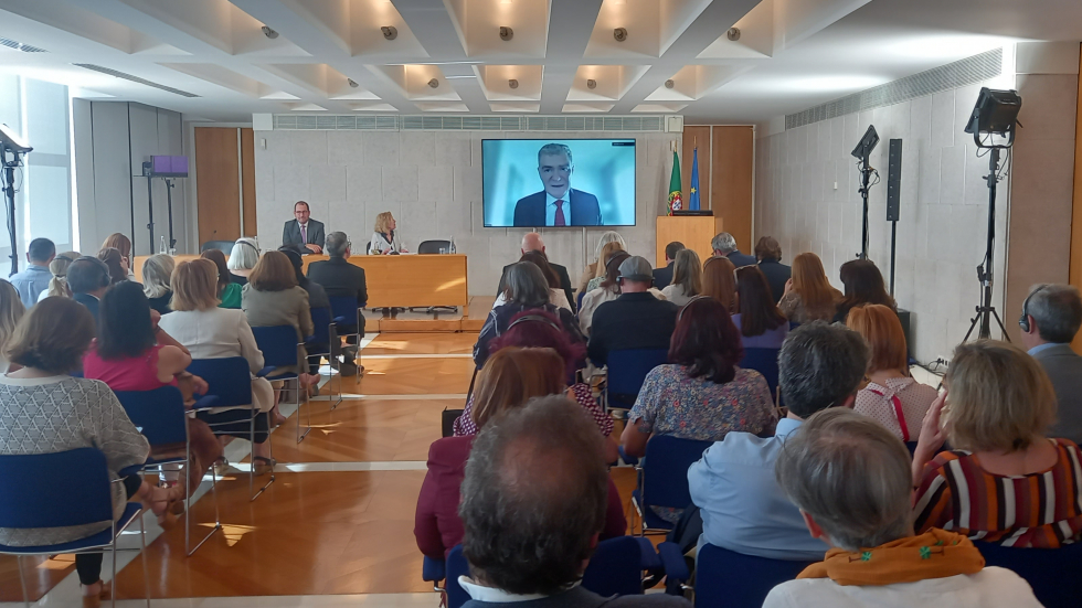 Participants watch Director-General Mario Nava on screen via video link Participants watch Director-General Mario Nava on screen via video link