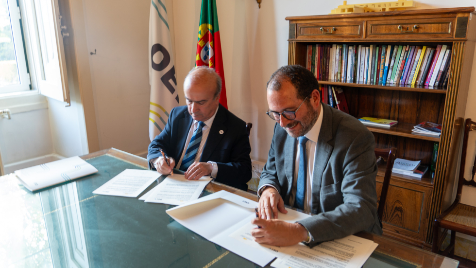 Secretary-General of the OEI Mariano Jabonero and EASNIE Director João Costa signing the co-operation agreement Secretary-General of the OEI Mariano Jabonero and EASNIE Director João Costa signing the co-operation agreement